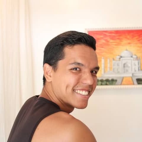 Le praticien de Heimanu Massage, souriant, dans sa salle de soin